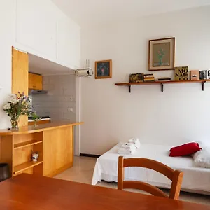 Apartment Youhosty - Lecco 11, Milan